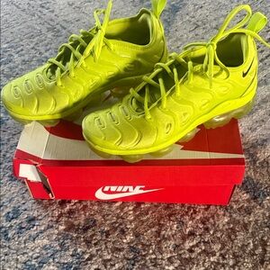 Nike VaporMax Plus Kids Sneakers in Neon Yellow